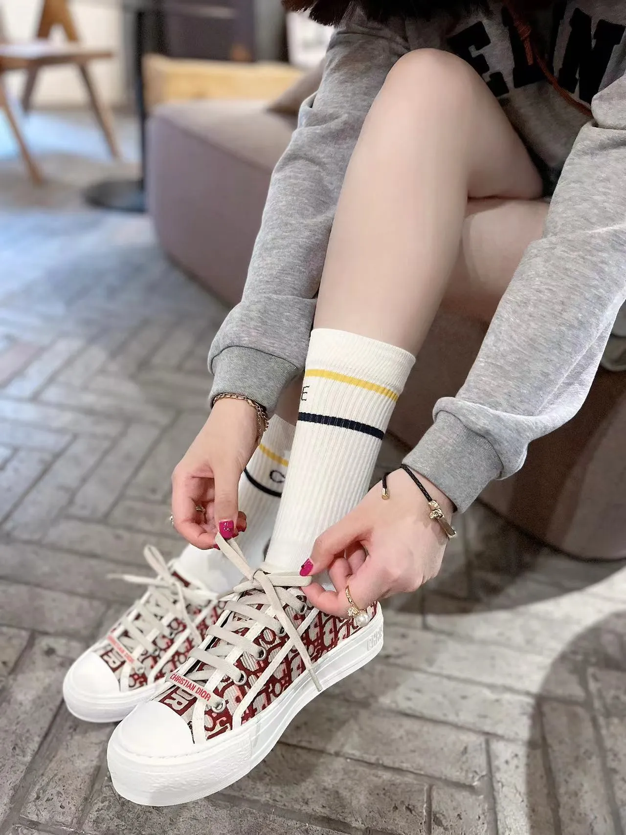 👟👟Ex-factory price 500👟👟 New arrival at D home, synchronized with the official website WALK N DIOR embroidered canvas shoes series, 100% cotton silk double-sided three-dimensional embroidery All the materials of this shoe are original molds, right down to the hardware, laces, outsole, PU midsole...the upper fabric is made of double-sided pure cotton silk three-dimensional electric embroidery. Each style looks colorful, but it does not make it difficult to match clothes. The entire series is like a piece of handicraft, unique!  ▪️Inner lining: full-grain mixed sheep and sheepskin ▪️Foot pads: same color cowhide, comfortable to the feet ▪️My last style is exactly the same as ZP, welcome to compare. My color scheme is the most complete, and the counter has a full set of packaging. Code number: 35-41